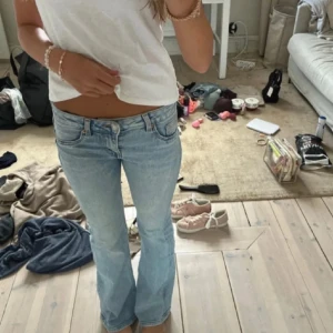Bootcut ljusblå jeans - Så så snygga jeans!! Säljer då dom inte längre kommer till användning❤️ slitna längst ner på benen, men inget man tänker på!! Pris kan diskuteras!! Storlek 36
