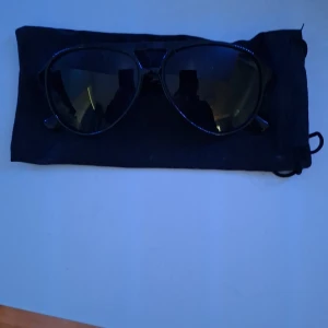 Svarta pilotbågar solglasögon - Svart solglasögon nästan nya använda några få gånger 
