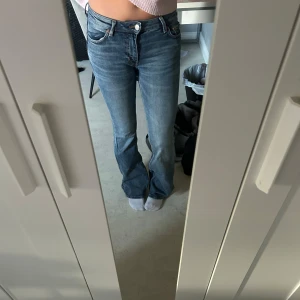 blå jeans ifrån weekday - säljer mina jättefina jeans ifrån weekday då de inte får någon använding längre, dom är i storlek w25 och har enstaka tecken på använding nere vid hälarna(se sista bilden) pris kan gå att diskutera vid snabb affär