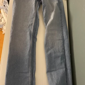 Ljusblå jeans från Perfect Jeans, stl 34 - Säljer ett par ljusblå jeans från Perfect Jeans i klassisk femficksmodell. Jeansen har raka ben, normal passform och dragkedja i gylfen. Perfekta för dig som gillar en enkel och tidlös look. Materialet är slitstarkt denim i bomull.