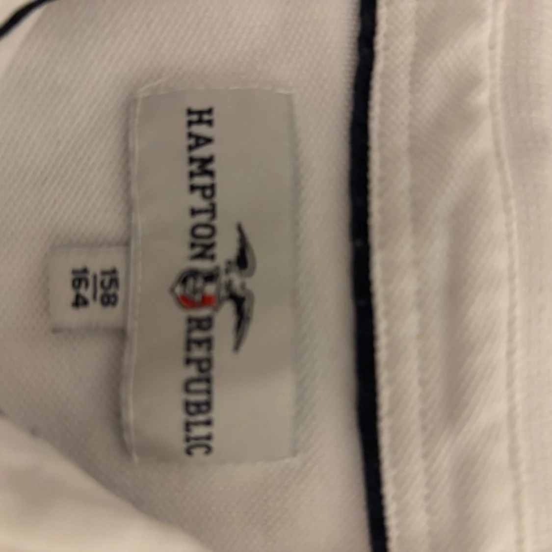 Vit pikétröja från Hampton Republic - 2