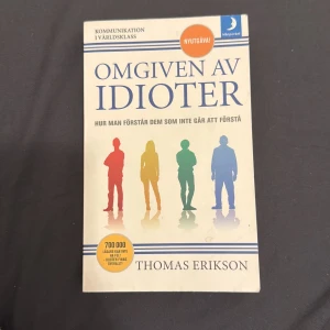 Bok - Omgiven av idioter  - ”Hur man förstår den som inte går att förstå”. Skriven av Thomas Erikson. För dig som vill lära sig mer om människor och dess personligheter. Lär känna sig själv men även ett större förstående för andra. 