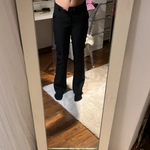 Kostymbyxor BIKBOK - Säljer svarta vanliga kostymbyxor från bikbok pågrund av att de har blivit alldeles för små💗