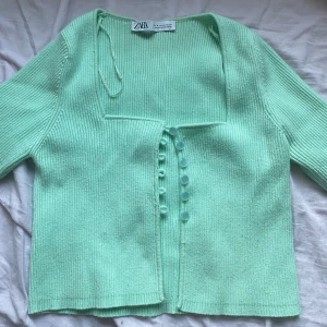 Mintgrön ribbad kofta från Zara - Superfin mintgrön kofta från Zara med ribbad struktur och snygga knappar framtill. Koftan har lång ärm, fyrkantig ringning och är i mjukt stickat material.  Står att den är strl M men den är stretchig o passar lika bra för Xs - S och M 