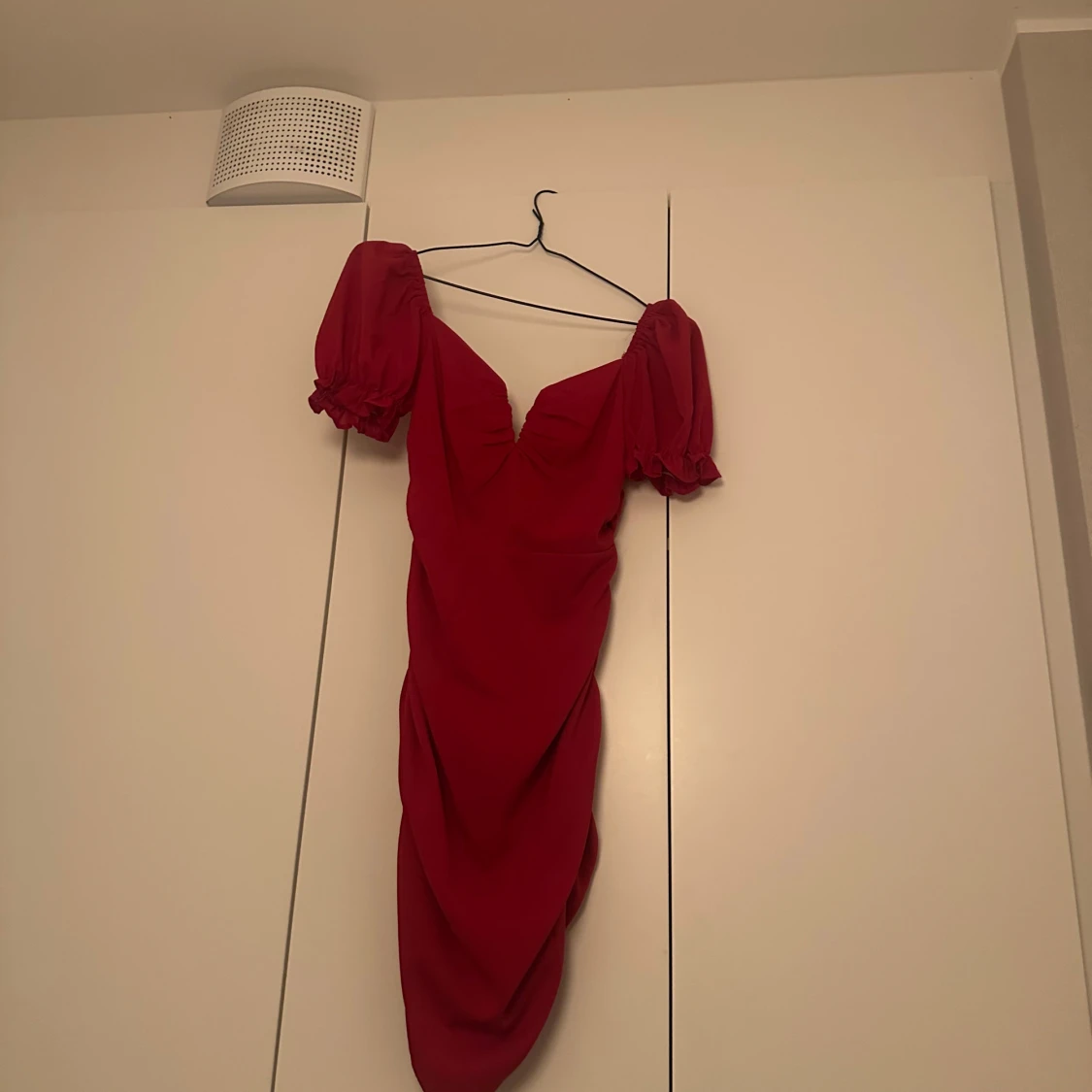 Röd långklänning med puffärmar