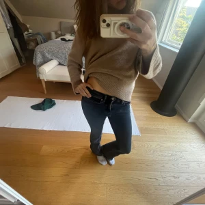 Mörkblå bootcut jeans från Gina Tricot  - Säljer ett par mörkblå jeans från Gina med klassisk bootcut-modell. Jeansen har låg midja och raka ben som släpper ut lite vid ankeln. Tillverkade i mjukt denimtyg med snygga detaljer och klassisk femficksdesign. Säljer då de knappast kommit till användning men sitter så snyggt på!😊❤️