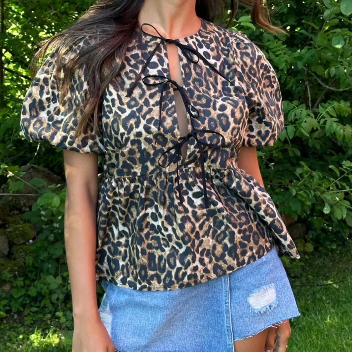 Leopardmönstrad blus med puffärm - 2