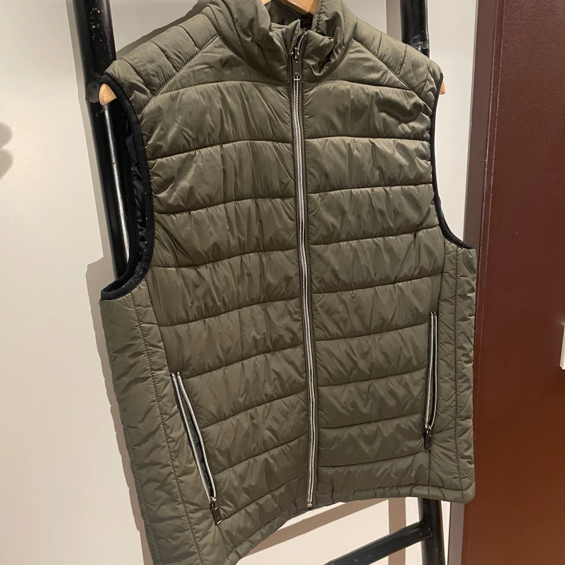 Olivgrön quiltad dunväst från Zara