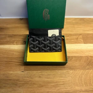 Svart Korthållare - Korthållare i fint skick. Serienummer ✅ 