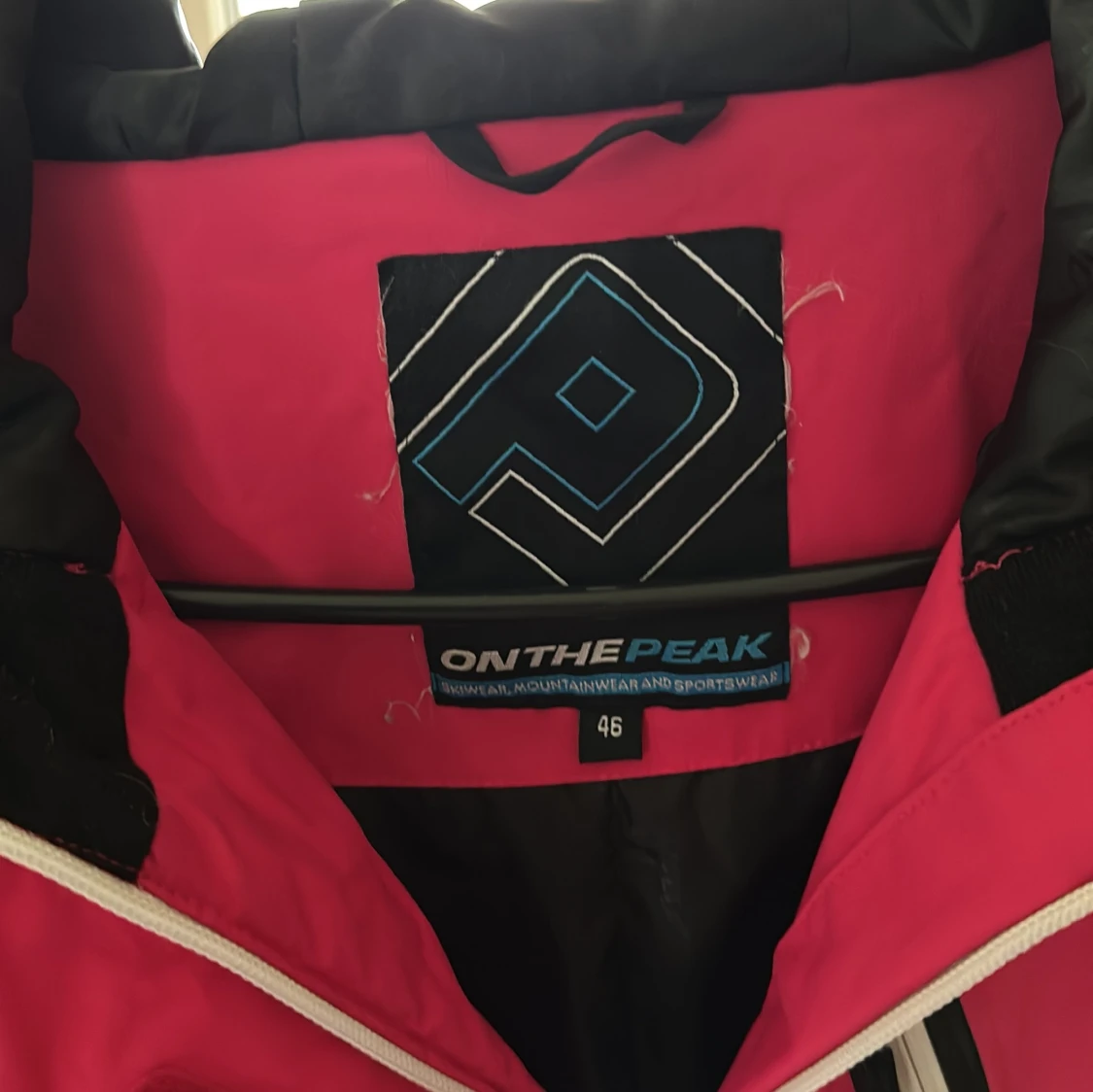 Rosa vindjacka från On The Peak - 2