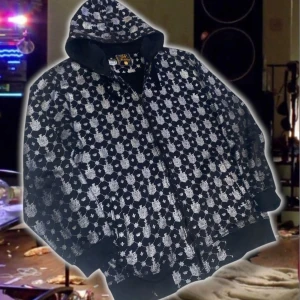 Jesse Pinkman type hoodie - As fet svart och silver fishbone hoodie i size XL, bra skick men lite blekta på armbågdelen (sista bilderna) mått e 73,5cm längd och 60cm bred