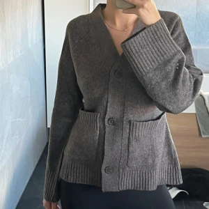 Stickad kofta - Stickad kofta som är slutsåld , storlek XS.  Men passar XS- M. Den är även i nytt skick❤️