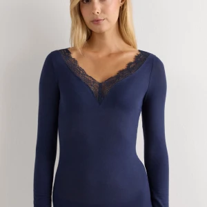 Marinblå långärmad topp med spets - säljer en super snygg marinblå topp från intimissimi då den ej kommit till användning💕💕passar Xs/S. pris kan diskuteras!!! nypris 489kr💓använd ej köp nu!!!!!