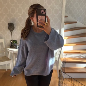 Ljusblå stickad tröja - Mysig ljusblå stickad tröja med rund halsringning och breda, långa ärmar. Från lager 157 i storlek S