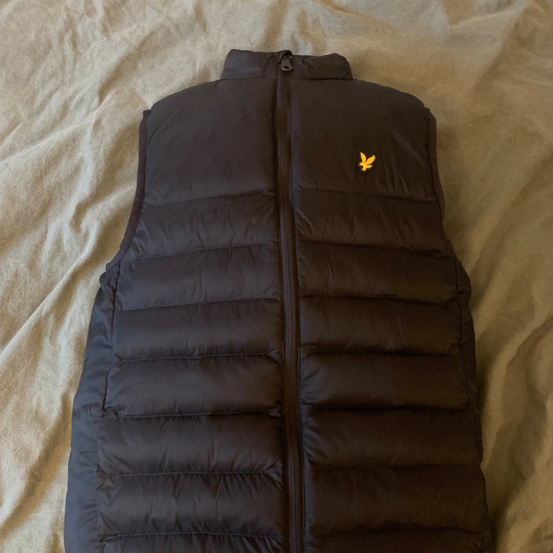 Svart dunväst från Lyle & Scott - 3