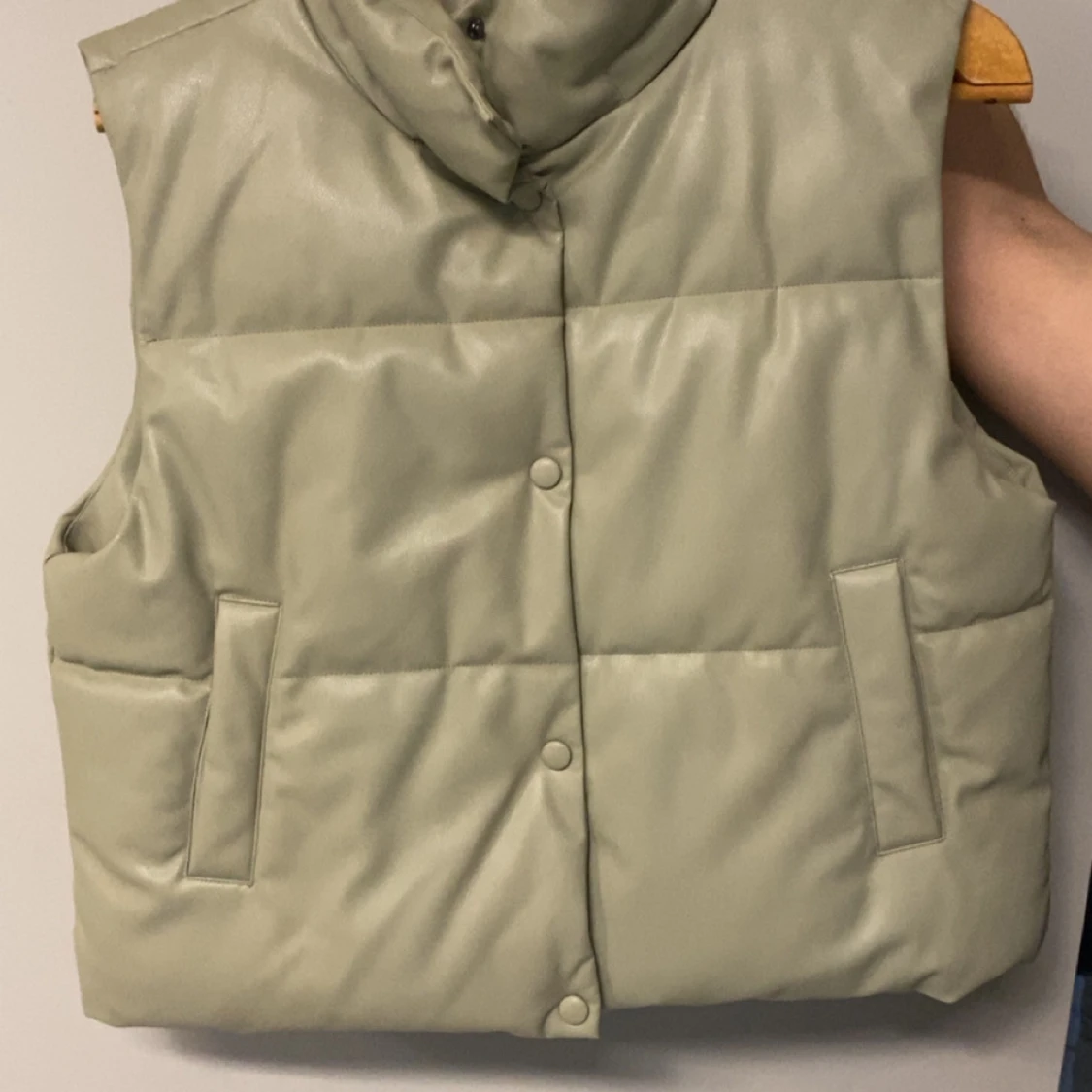 Ljusgrön quiltad dunväst i skinnimitation - 1
