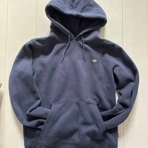 Mörkblå hoodie från Dickies - Säljer en mörkblå hoodie från Dickies i storlek L (herr) men går såklart att använda oavsett kön. Använd men i gott skick! Den är rätt så tjock så perfekt nu till vintern💗skriv privat för fler frågor/bilder😇