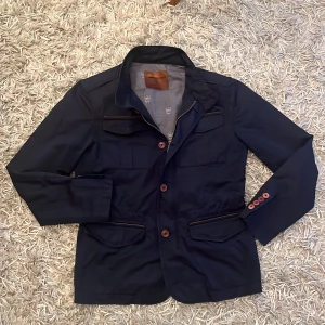 Massimo Dutti Fieldjacket/S - Säljer en väldigt fin fieldjacket ifrån Massimo Dutti! Jackan är i väldigt fint skick och perfekt inför hösten, vintern och våren☀️Jackan är i storlek M men sitter exact som S. Det är bara att höra av sig vid fler funderingar☺️ (OBS är öppen för förhandling)