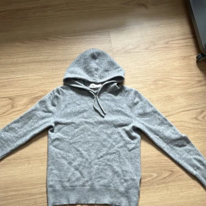 Grå Kashmir hoodie från Sayless XXS - Supermjuk och stilren grå hoodie i lyxig cashmere från Sayless. Klassisk modell med huva och dragsko, ribbade muddar och lång ärm. Perfekt för dig som gillar en clean och chill look med premiumkänsla. Säljer denna p.g.a att den är för liten inte använts så mycket så bra skick säljer den för 325+frakt hör av er om frågor!😊