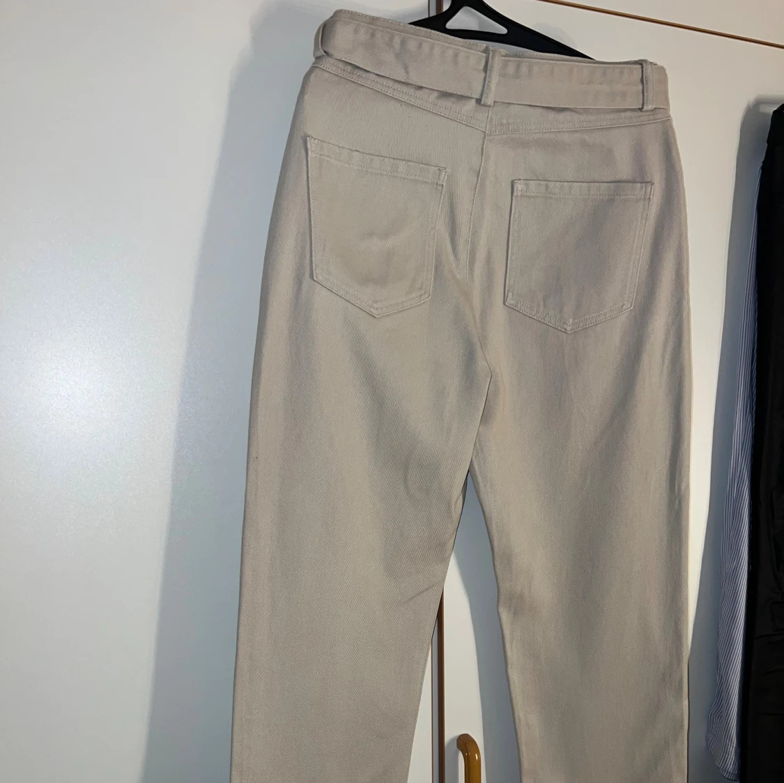 Beiga byxor med knyt från NLY Trend - 3