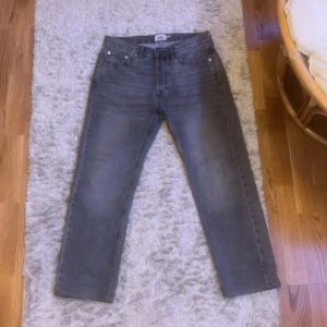 Grå jeans från 157, raka ben - Säljer ett par grå jeans från 157 med klassisk femficksdesign och raka ben. Jeansen har en snygg tvättad look och normal passform. Perfekta för dig som gillar en enkel och stilren stil. Materialet är jeans i bomull. Jag syde botten på jeansen för dom var för långa. Dom är 30/32 men passar som 30/30