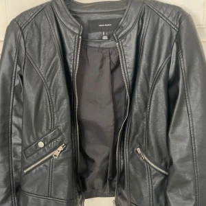 Svart skinnjacka från Vero Moda - Snygg svart skinnjacka från Vero Moda 
