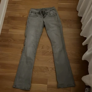 LTB low rise boot cut jeans! - Dessa jeans har aldrig använts och är i jätte bra skick! Säljer pågrund av att de inte kommer till användning. Dom är liiiite stora på mig dessutom men inte jätte mycket (sitter löst i midjan). Har storlek 34-36 i jeans! Skriv ifall om någon vill se hur de sitter på! 💕💕💕