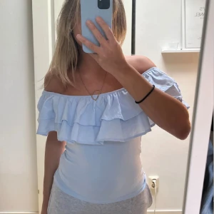 Offshoulder topp - En jättefin offshoulder topp med volanger. Sitter fint på och i bra skick.