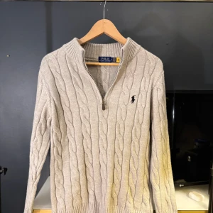 Ralph Lauren halvzip - Tjena! Super fin halv zip från Ralph Lauren. Inga defekter. Storlek M. Vid funderingar, skicka ett pm! 😊