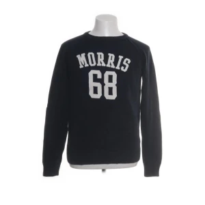 Morris - Mörkblå stickad tröja från Morris med vit text och siffran 68 framtill. Tröjan har långa ärmar med gråa armbågslappar och ribbade muddar. Perfekt för dig som gillar sportig och klassisk stil. Mått på bredd längs ner 45cm, längd 66cm. Ifall det inte finns någon bild i annonsen där jag bär plaggen jag säljer så är det för att jag ej kan ha storleken heller passformen, så kolla måtten för storlek och googla på modellnamnet för passform 😉s2
