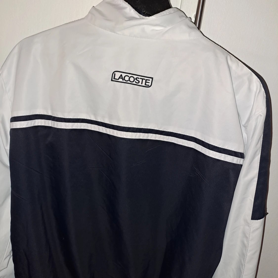 Blåvit vindjacka från Lacoste Sport - 3