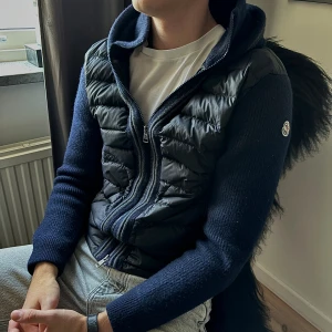 Moncler cardigan - Säljer nu kanske monclers fetaste cardigan som nästan inte går att få tag i. Perfekt nu till hösten, och passar som ”lager på lager”! Storlek L, men passar som en M/S. Kan tänka mig att gå ner i pris vid snabb affär! 🙂