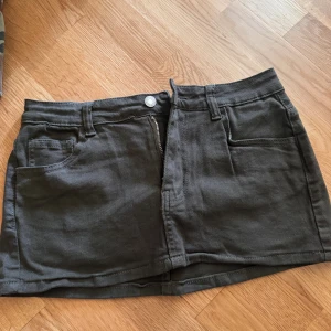 Grön jeanskjol - Grön jeanskjol i storlek S men som sitter mer som XS. Ganska kort i modellen. Endast testad