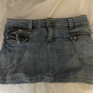 Jeanskjol - Jeanskjol med detaljer. 