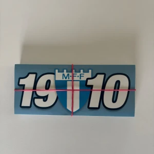 55st Malmö FF 1910 Klistermärke - 55st snygga klistermärken med Malmö FF:s emblem och årtalet 1910. Perfekt för di blåe supporter att dekorera laptop, mobil eller andra ytor. Klibborna är i nya, inga synliga defekter eller slitage. Helt nya från MalmösKlibbShop.