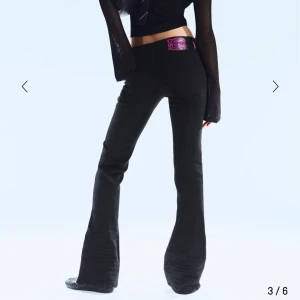 Svarta cheap monday jeans  - Svarta cheap monday jeans, med rosa detalj på lappen i bak, säljer då det är för korta för mig och blivit för små, uppsprätta längst ner men annars som nya.