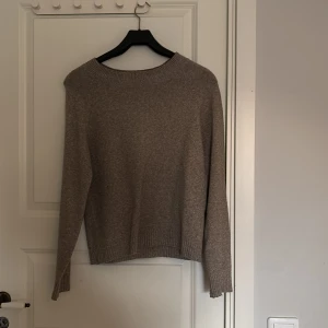 Stickad tröja  - En fin brun stickad tröja från Vero Moda. Säljs då den inte kommer till användning.
