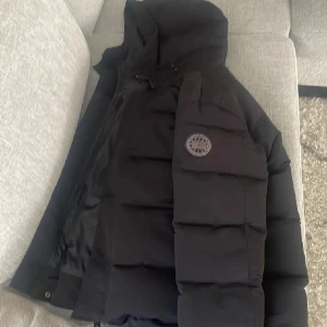  Canada Goose - Säljer en svart dunjacka från Canada Goose i bra skick. Jackan är perfekt för kalla vinterdagar . Den är långärmad och har en dragkedja framtill. Supervarm och stilren, perfekt för både stad och natur! Pris kan diskuteras självklart!