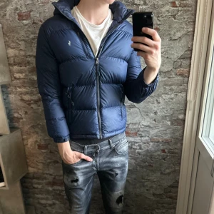Ralph lauren jacka - Säljer denna snygga Ralph lauren jackan!⭐️Skicket är väldigt bra utan defekter / NYPRIS = 4000kr!🙌Storlek S passar mellan 170-180!🤝Modellen e ca 190 men jackan är liten!👍Hör gärna av er om ni har funderingar!⭐️