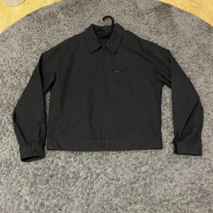 Svart vindjacka med dragkedja - Stilren blosoun perfekt för hösten eller nästa års vår. Jätte snygg och sitter fint med bra längd i midjan. Från uniqlo 