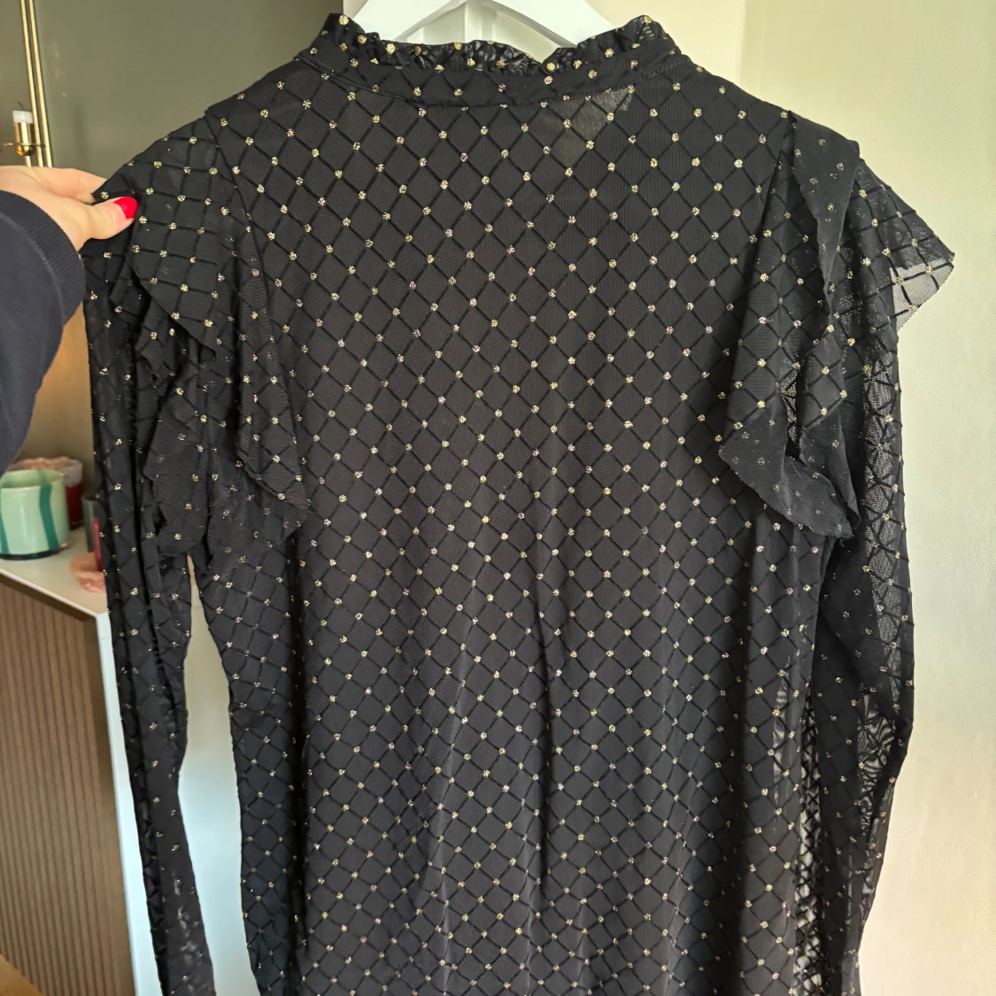 Svart blus med guldprickar - 1