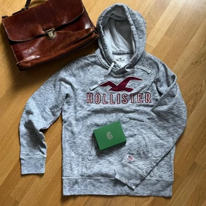 Hollister Hoodie - Säljer nu en Hoodie från Hollister i mycket bra skick👍Var inte rädd för att ställa fler frågor💯
