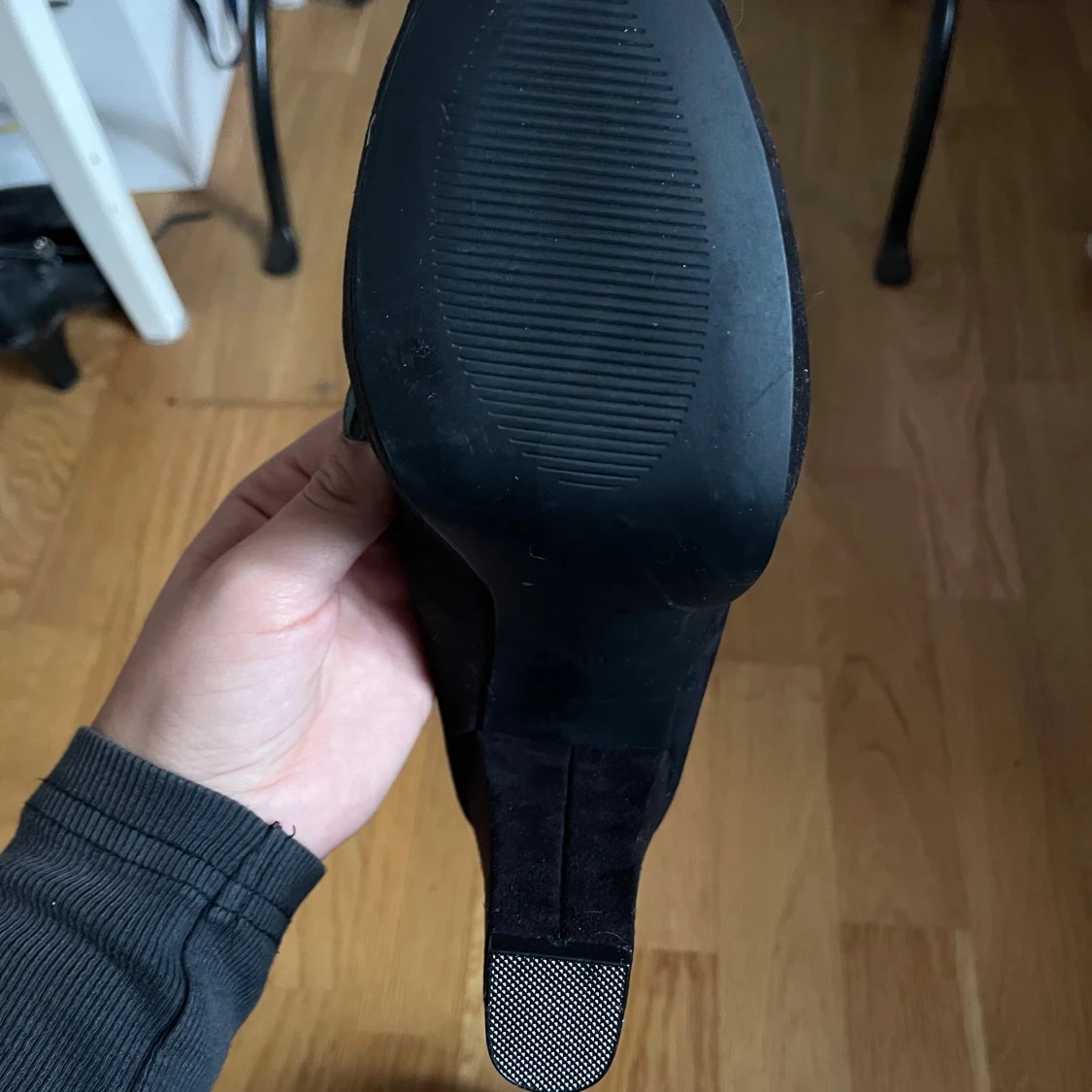 Svarta mocka pumps med öppen tå - 2