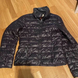 Svart pufferjacka från ONLY - Säljer en svart pufferjacka från ONLY i storlek S. Jackan har quiltad design, hög krage och dragkedja framtill. Perfekt för kyliga dagar och har en snygg, stilren look som funkar till de flesta outfits.