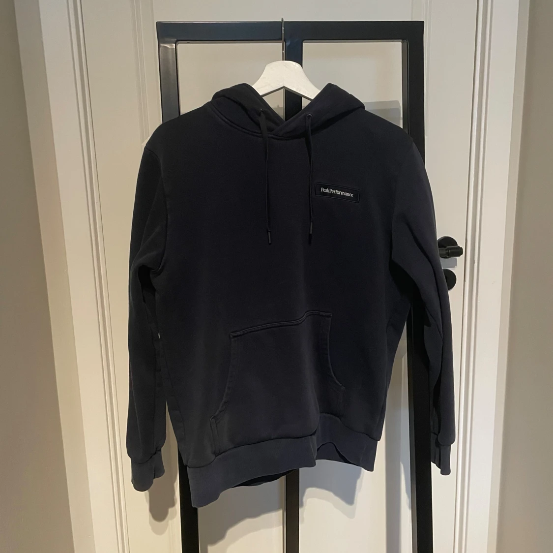 Svart hoodie från Peak Performance