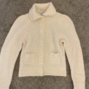 Stickad kofta - Söt stickad kofta från & other stories. Bara använd ett antal gång och i jättebra skick. Säljer då den är för liten!!