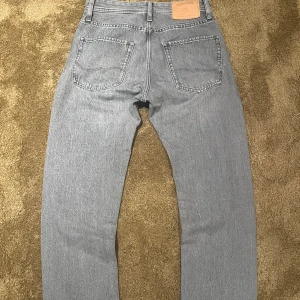 Grå jack and jones jeans! - Säljer ett par grå klassiska jack and jones jeans. Priset kan diskuteras och hör av er om ni har några frågor!