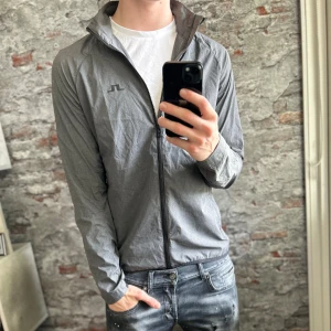 J.lindeberg Vindjacka - Mycket fint skick, inga defekter. Storlek M passar dig som är mellan 175-185cm ungefär. Nypris ca 2000kr. Modellen är 185 cm, 79 kg. Passar bra till de blåsigare dagarna. Skriv för mer information!🤝