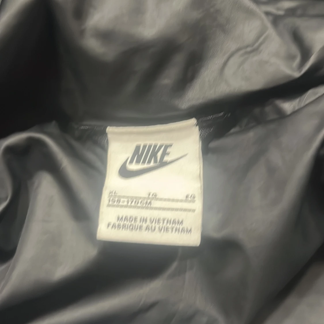 Svart pufferjacka från Nike med huva - 3