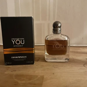 Stronger With You Intensely 100ml - Emporio Armani Stronger With You Intensely, 100ml. En populär parfym med modern känsla och stilren design. Perfekt för dig som vill sticka ut och visa personlighet.